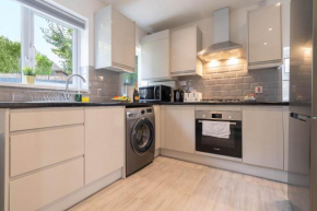 4 Bedroom House - Parking & Garden - Smart TVs - Netflix - Wifi - Top Rated - 22CG